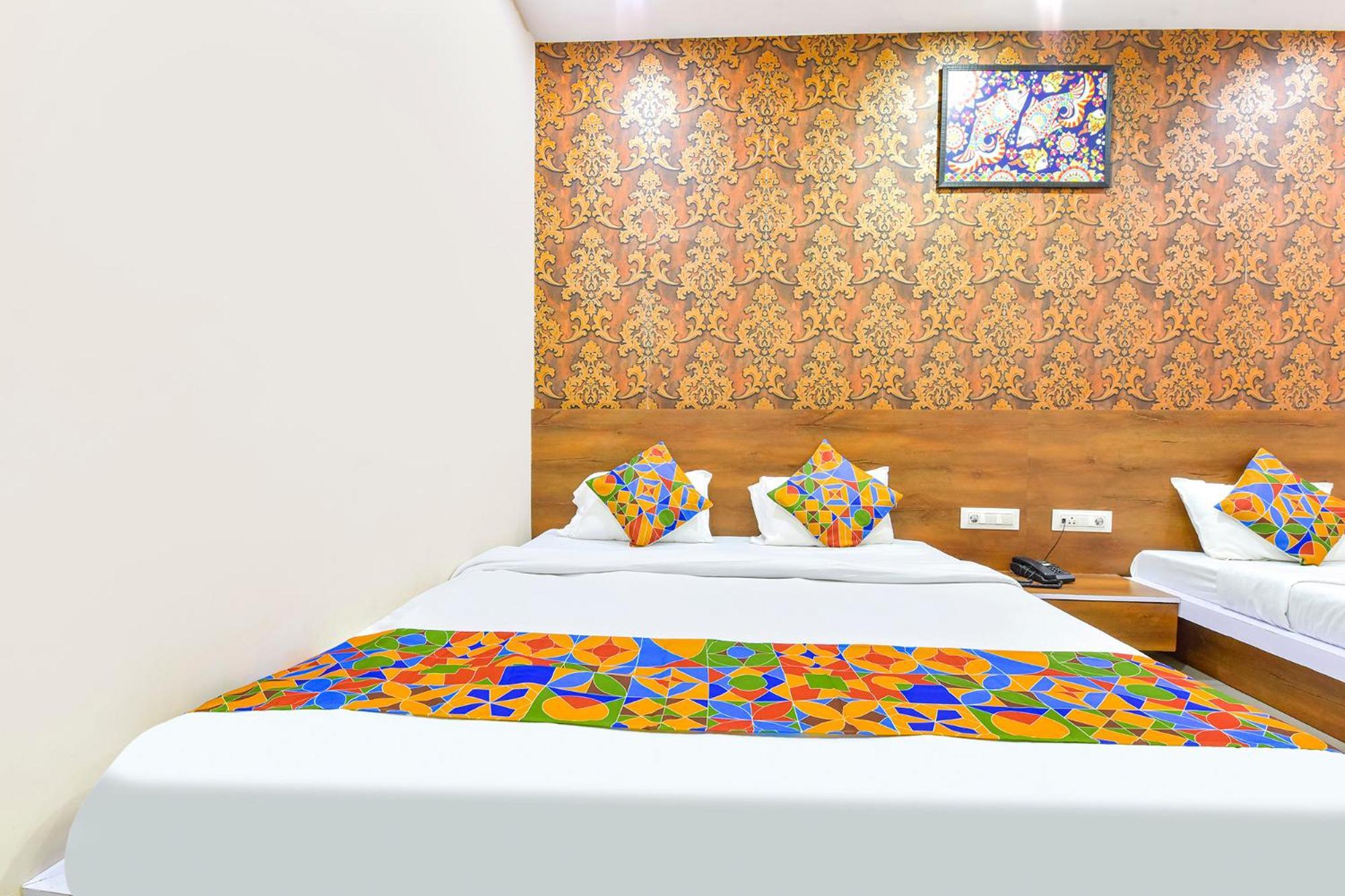 אויאיין Fabhotel Raghumani Palace מראה חיצוני תמונה