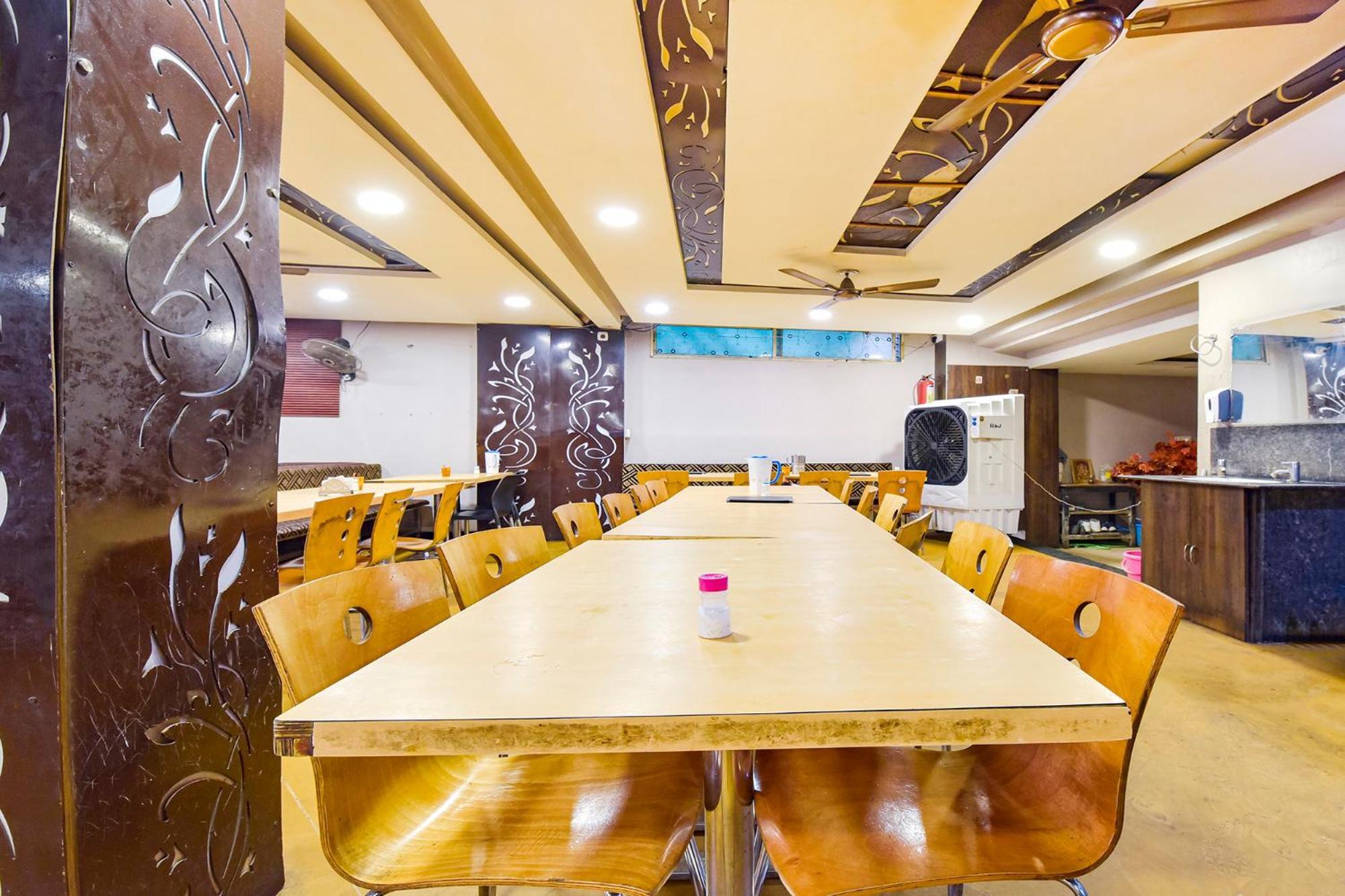 אויאיין Fabhotel Raghumani Palace מראה חיצוני תמונה