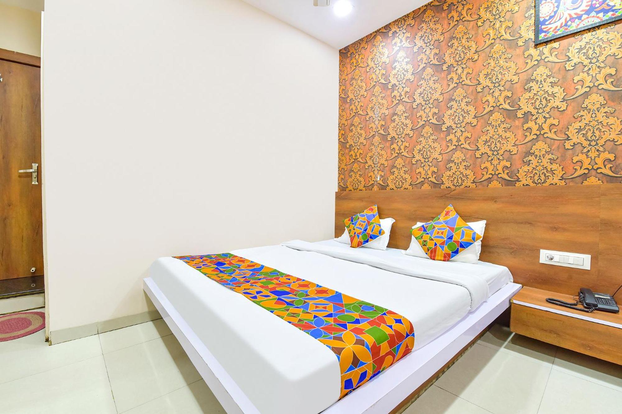 אויאיין Fabhotel Raghumani Palace מראה חיצוני תמונה